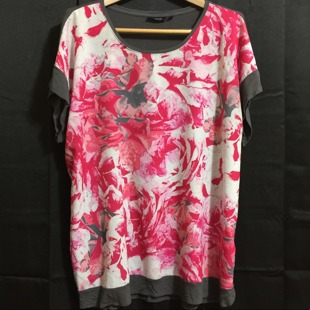 Woman's Floral Top XL